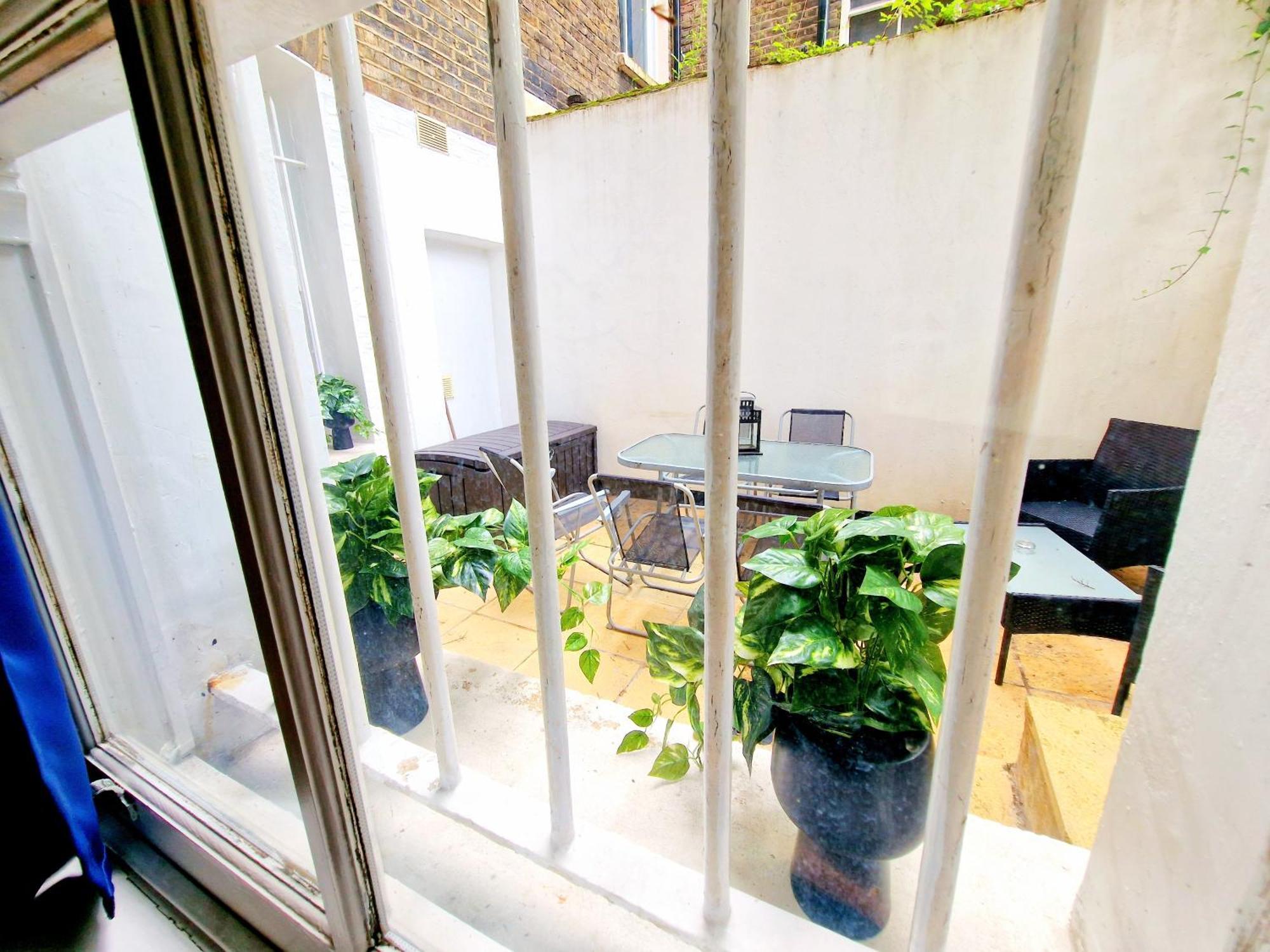 Spacious & Cosy 2 Bedroom Home Plus 2 Sofa-Beds With Private Entrance And Back Patio, 3 Min Walk To Earl'S Court Station لندن المظهر الخارجي الصورة