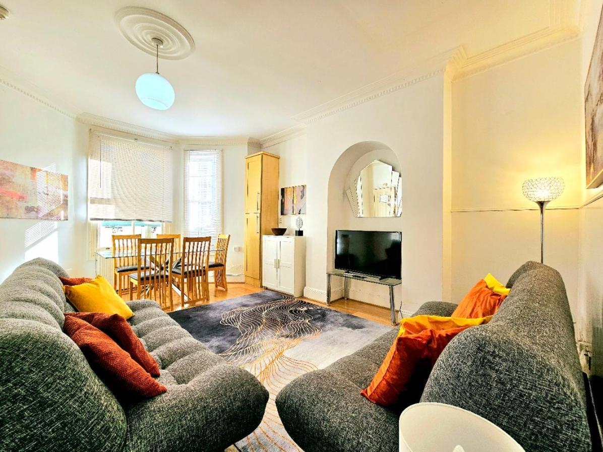 Spacious & Cosy 2 Bedroom Home Plus 2 Sofa-Beds With Private Entrance And Back Patio, 3 Min Walk To Earl'S Court Station لندن المظهر الخارجي الصورة