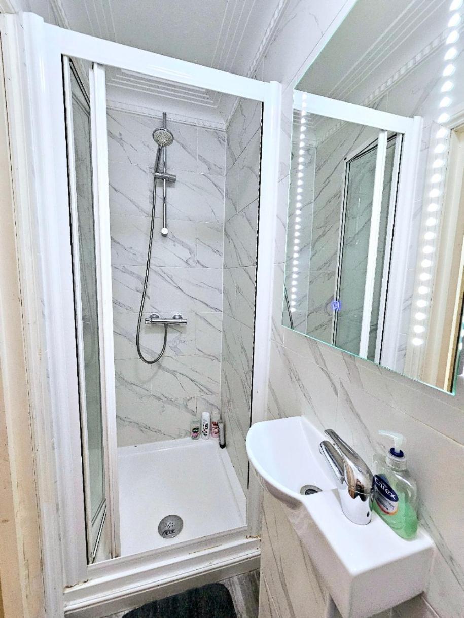 Spacious & Cosy 2 Bedroom Home Plus 2 Sofa-Beds With Private Entrance And Back Patio, 3 Min Walk To Earl'S Court Station لندن المظهر الخارجي الصورة