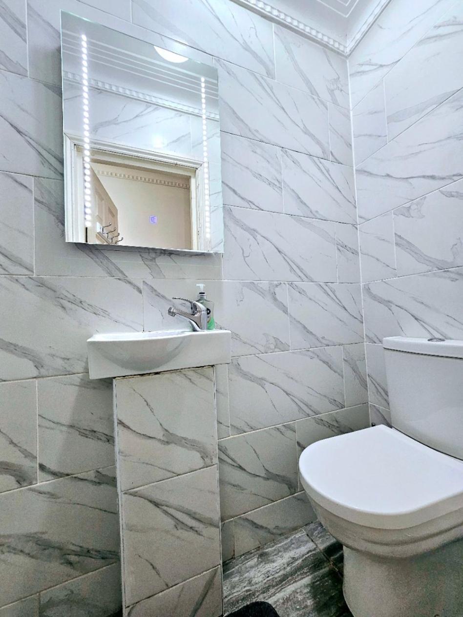 Spacious & Cosy 2 Bedroom Home Plus 2 Sofa-Beds With Private Entrance And Back Patio, 3 Min Walk To Earl'S Court Station لندن المظهر الخارجي الصورة